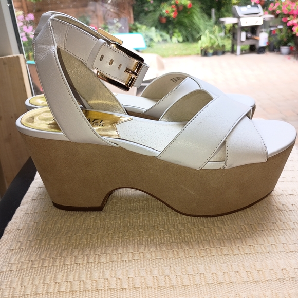 NWT.Michael Kors platform sandals Size 6 - Picture 1 of 4